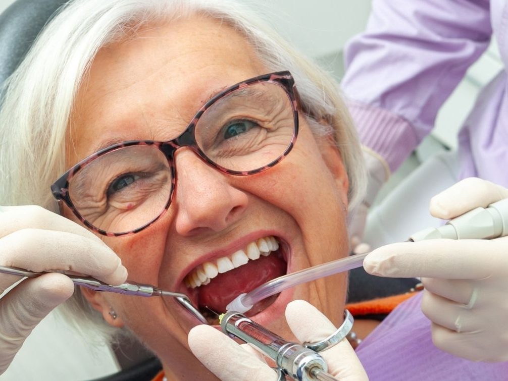 Un sourire pour la santé : pourquoi l'hygiène bucco-dentaire est essentielle après 60 ans