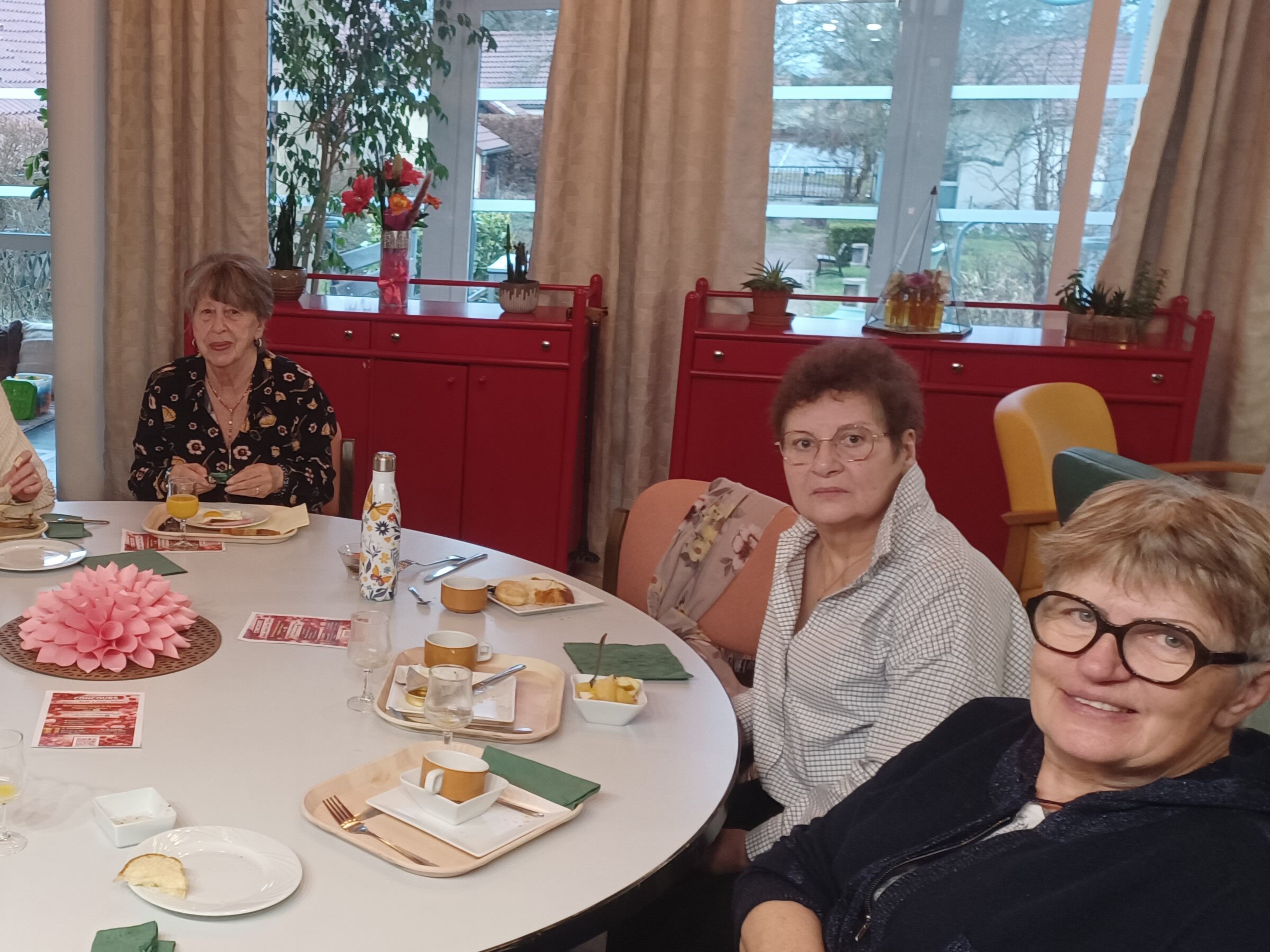 Petit-déjeuner mensuel à la Résidence Autonomie L’Émeraude : un succès collectif au service du lien social !