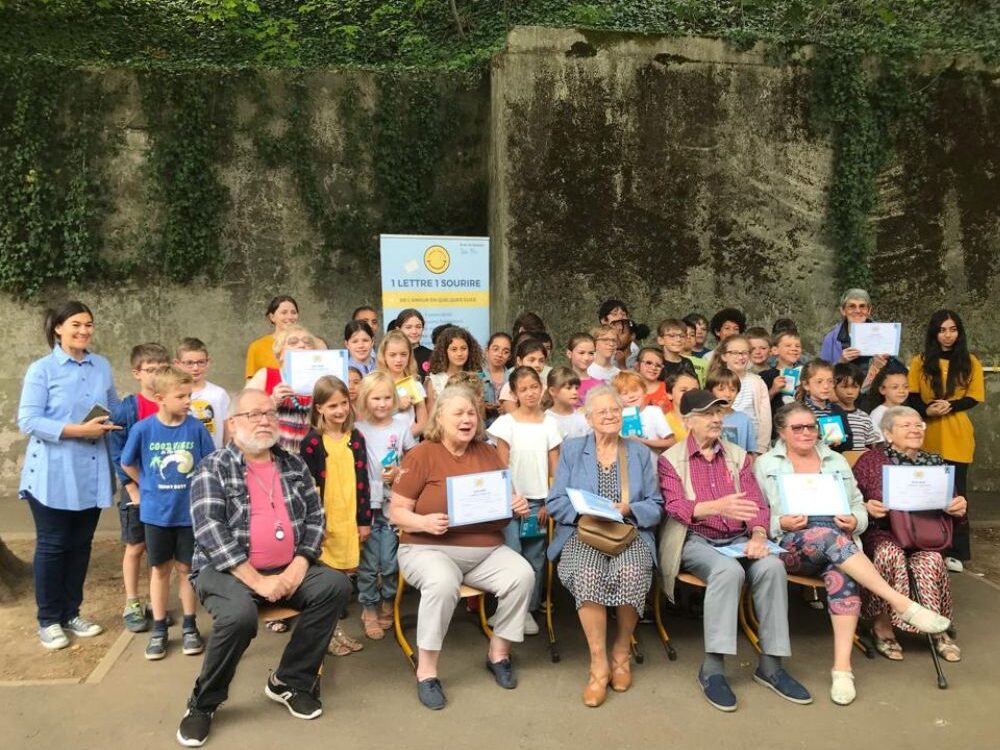 Des sourires et de la littérature entre jeunes et moins jeunes
