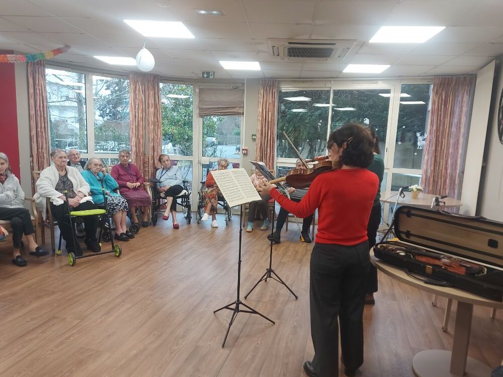 Quand l’orchestre s’invite à la résidence 🎻