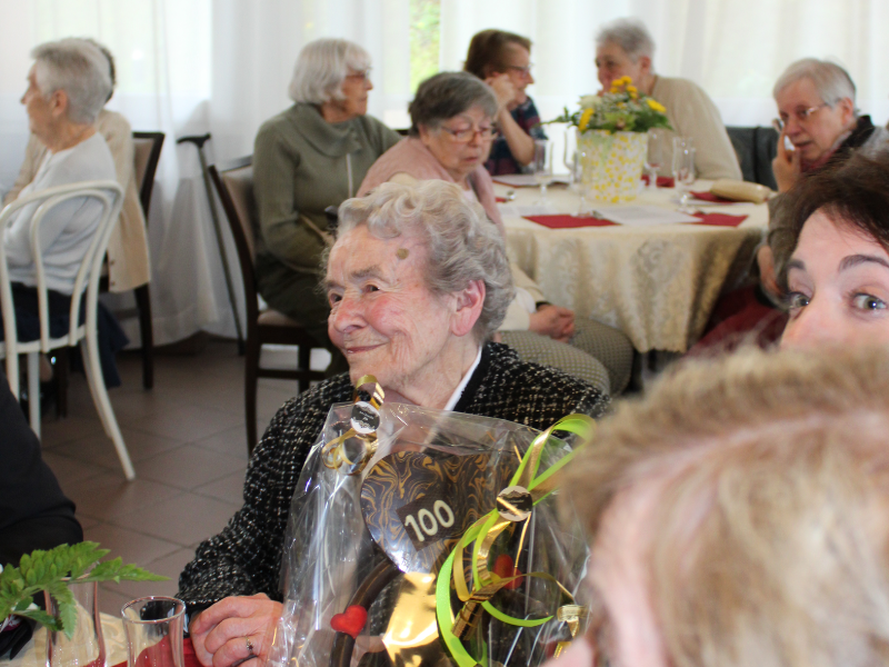 Un siècle de vie célébré avec joie et convivialité 🎉