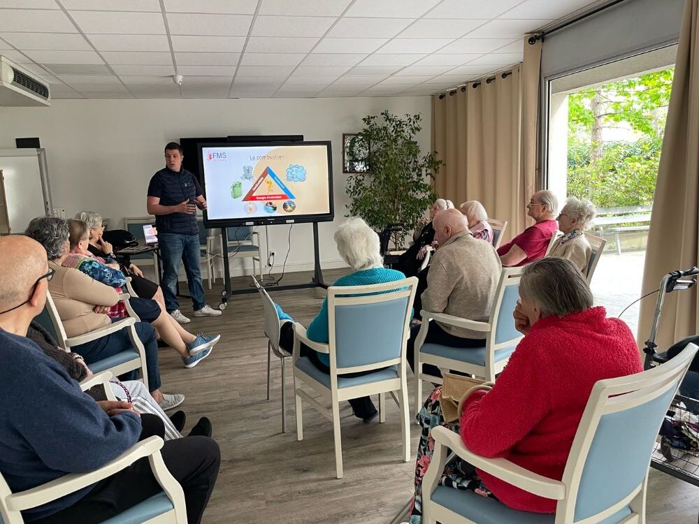 Savoir réagir sans paniquer : Camille Cartier forme ses résidents aux bons réflexes en cas d’incendie 🧯
