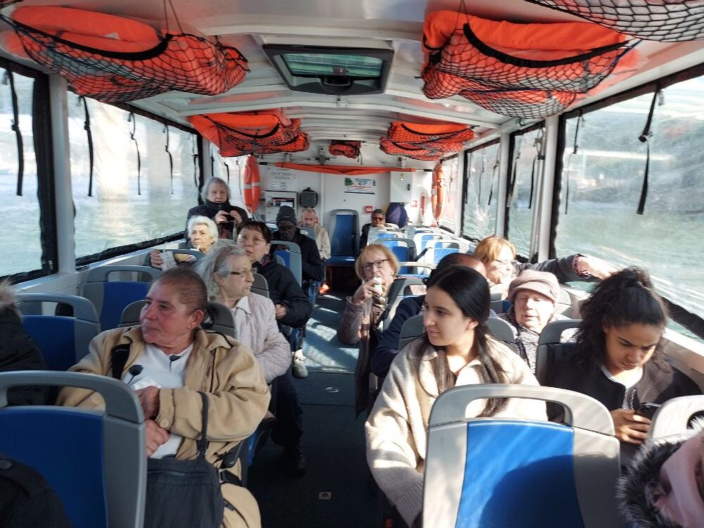 Un bus qui flotte ? Défi relevé pour la Résidence Camille Cartier 🛥️