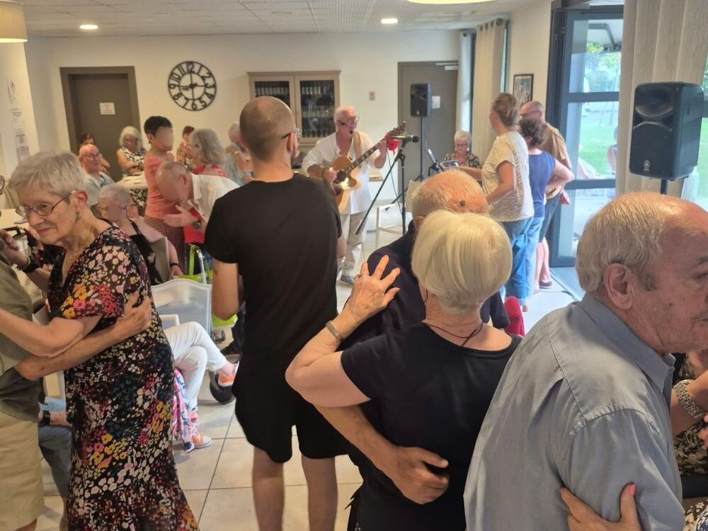Un repas façon « auberge espagnole » à la résidence Le Stade 🎉